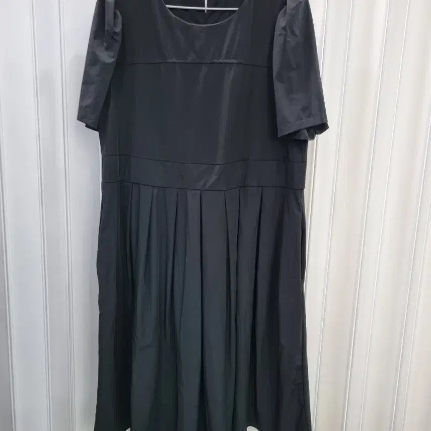 [BUNJANG] Black Midi Dress with Puff Sleeves and Pleated Skirt / 블랙 원피스