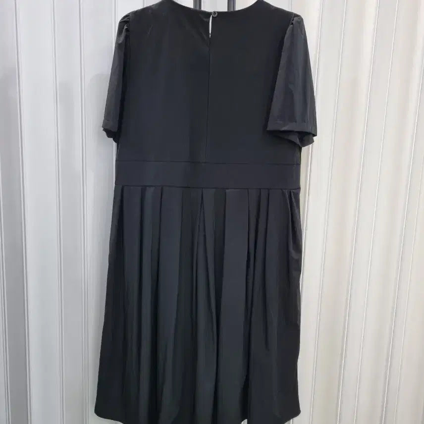 [BUNJANG] Black Midi Dress with Puff Sleeves and Pleated Skirt / 블랙 원피스