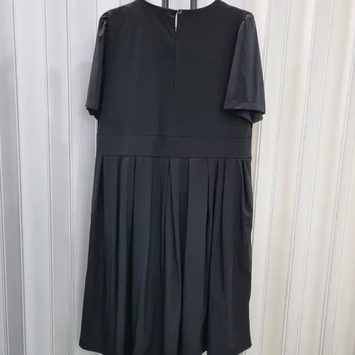 [BUNJANG] Black Midi Dress with Puff Sleeves and Pleated Skirt / 블랙 원피스