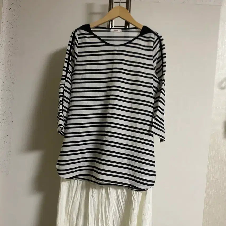 [BUNJANG] JISSEINE T-Blouse Size 90 Black &amp; White Stripe / 지센 티블라우스 90