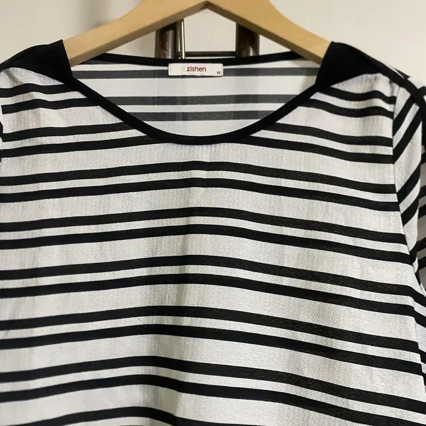 [BUNJANG] JISSEINE T-Blouse Size 90 Black &amp; White Stripe / 지센 티블라우스 90