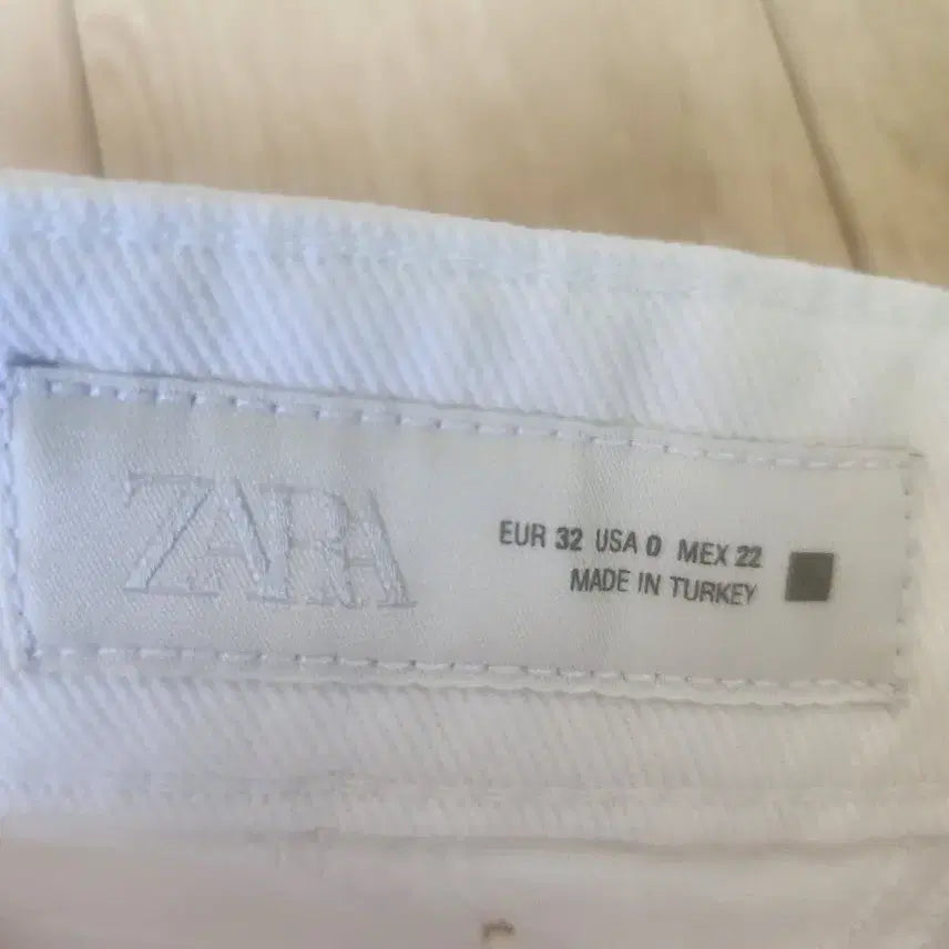 [BUNJANG] ZARA White Embroidered Denim Shorts / 자라 반바지