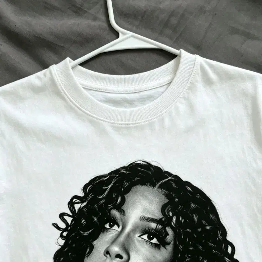 [BUNJANG] Graphic T-Shirt White XL Black and White Singer Portrait Signature / 흑백 가수 포트레이트 서명 그래픽 화이트 티셔츠 XL사이즈 거의 새상품