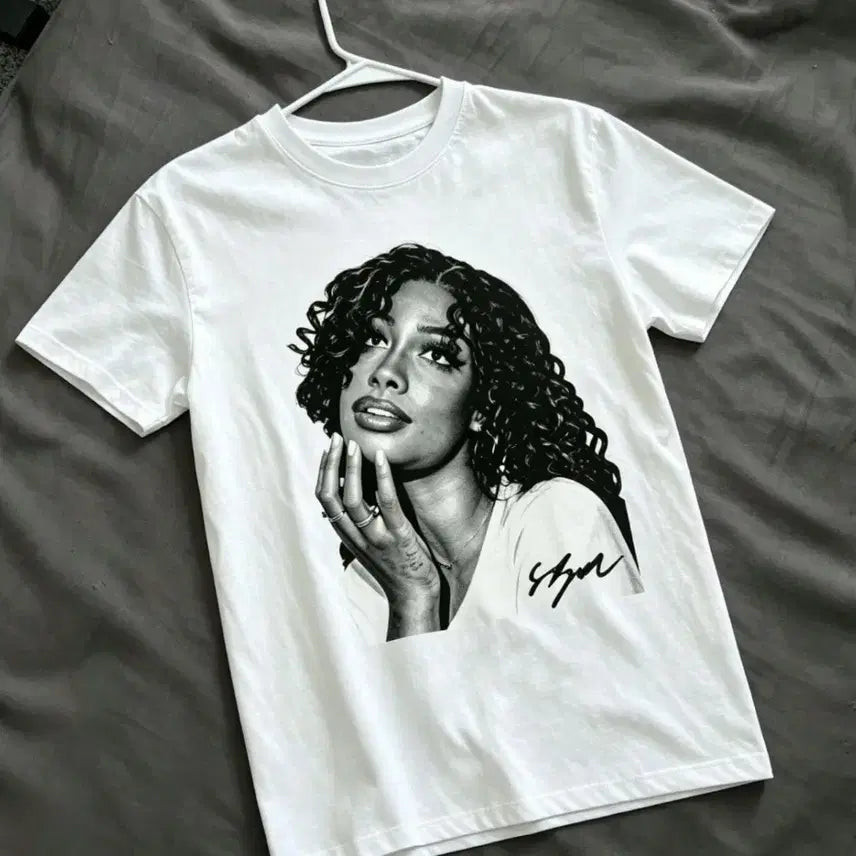 [BUNJANG] Graphic T-Shirt White XL Black and White Singer Portrait Signature / 흑백 가수 포트레이트 서명 그래픽 화이트 티셔츠 XL사이즈 거의 새상품