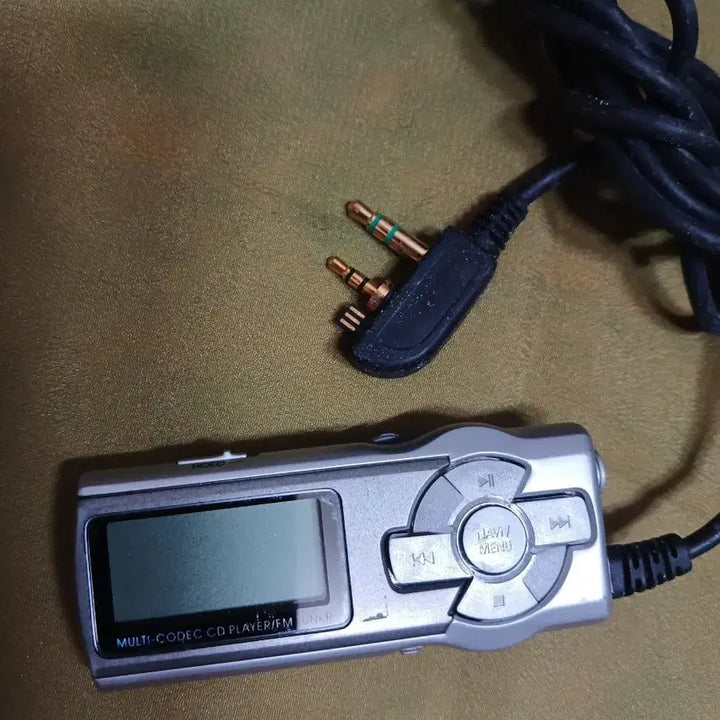 [BUNJANG] Iriver Portable CD Player MP3 FM Radio with Earphones and Remote / 아이리버 휴대용 CD 플레이어 MP3 FM 라디오이어폰리모콘