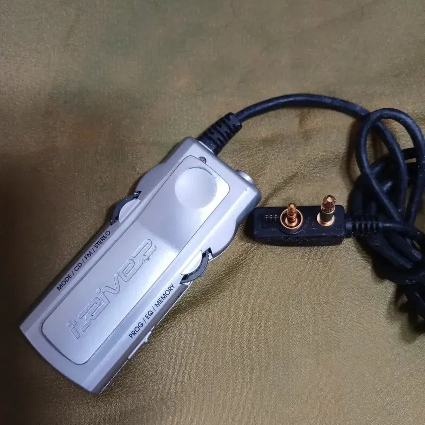 [BUNJANG] Iriver Portable CD Player MP3 FM Radio with Earphones and Remote / 아이리버 휴대용 CD 플레이어 MP3 FM 라디오이어폰리모콘