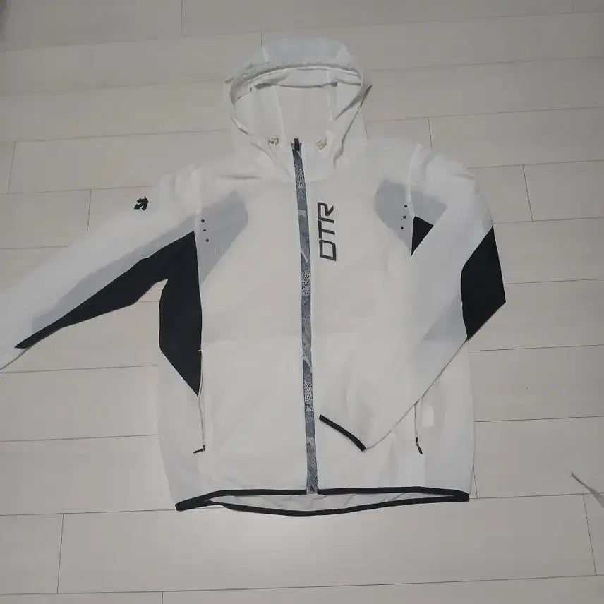[SOLD OUT] 데상트 여름 바람막이