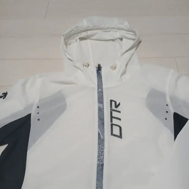 [SOLD OUT] 데상트 여름 바람막이