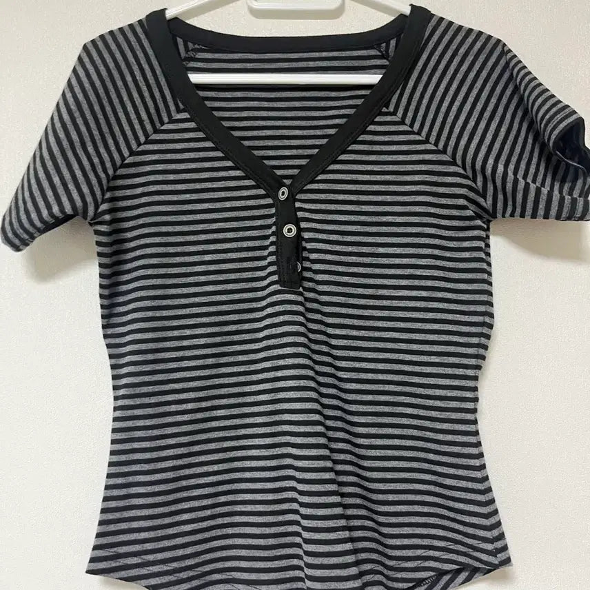 [BUNJANG] Striped V-Neck Cropped T-Shirt Charcoal / 여름 스트라이프 브이넥 굴림 단추 반팔티 딱붙 차콜 에이블리