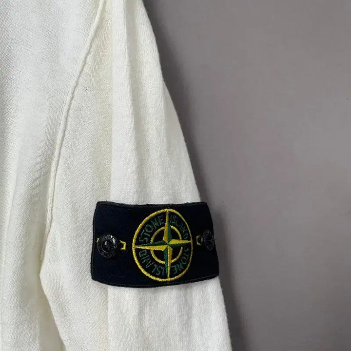 [BUNJANG] Stone Island 20 V-Neck Knit Long Sleeve Sweater / L 스톤아일랜드 20 와펜 V넥 니트 롱슬리브 긴팔티