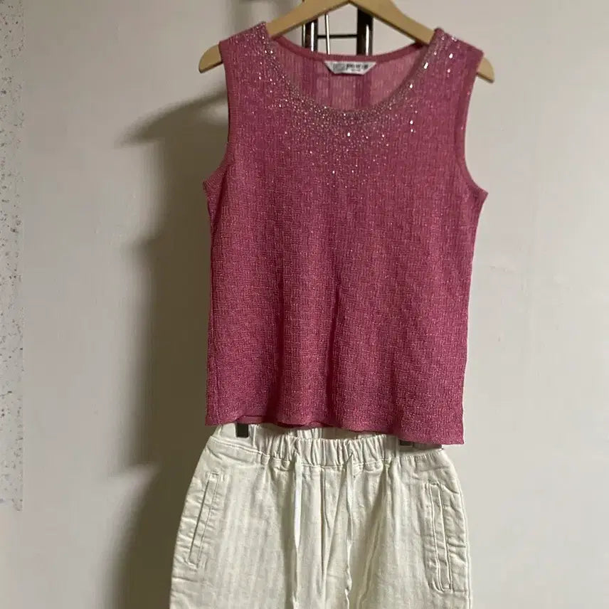 [BUNJANG] Pink Knit Sleeveless Top with Beaded Neckline / 핑크 니트나시 55-66