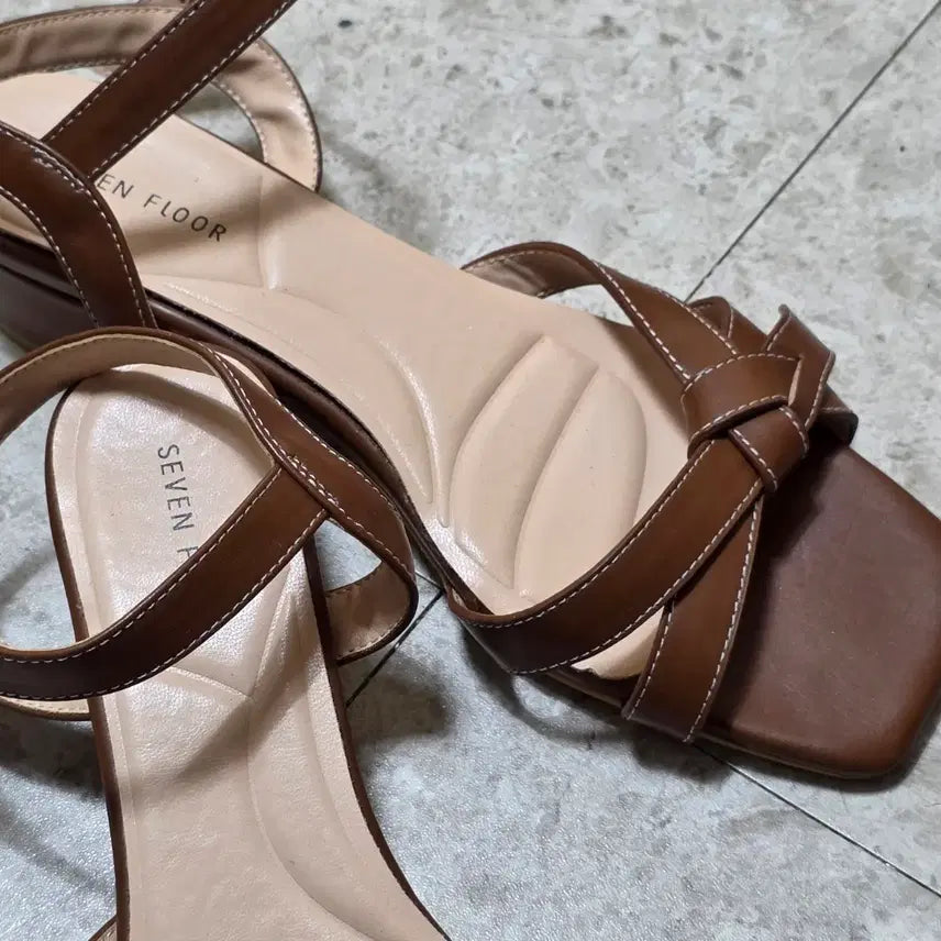 [BUNJANG] Barbara Seven Floor Strap Sandals Brown / 바바라 세븐플로어 스트랩 샌들 브라운