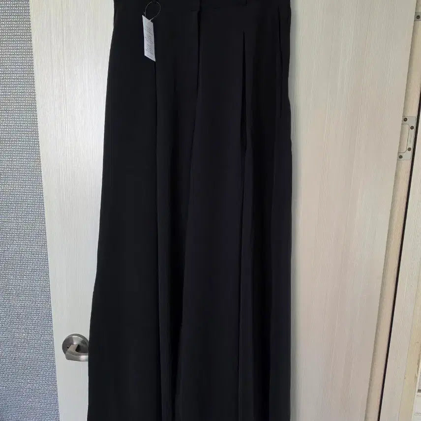 [SOLD OUT] 시크웬 핀턱 롱 와이드 슬랙스 팬츠
