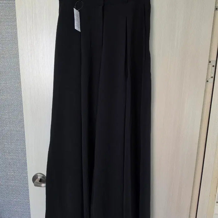 [SOLD OUT] 시크웬 핀턱 롱 와이드 슬랙스 팬츠