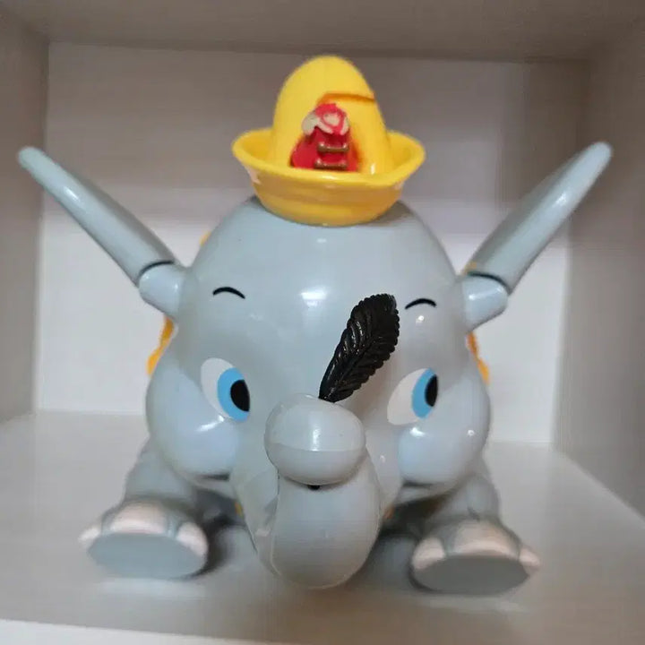 [BUNJANG] Dumbo Figure with Feather Hat / 덤보 피규어 깃털 모자
