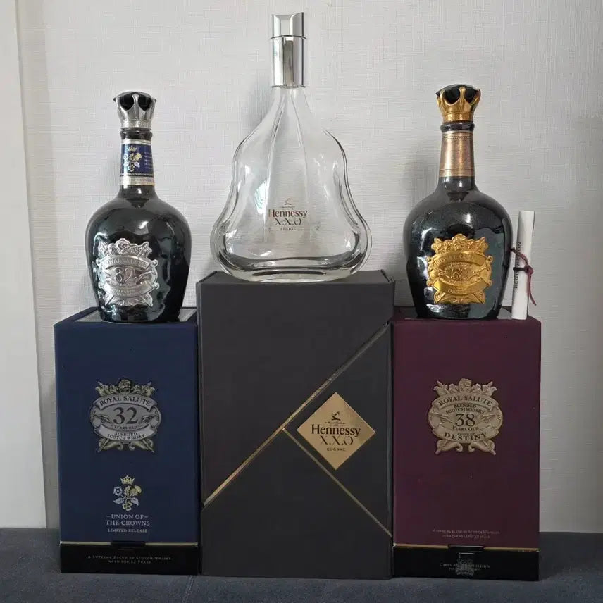 [BUNJANG] Royal Salute &amp; Hennessy XO Empty Bottles Bundle / 로얄살루트, 헤네시 XO 위스키 공병 일괄