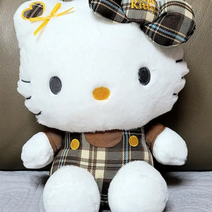 [BUNJANG] Sanrio Hello Kitty Check Overalls Plush + Pouch + Keyring Set (New) / 산리오 정품 헬로키티 체크 멜빵인형 + 파우치+키링인형 세트(새상품)