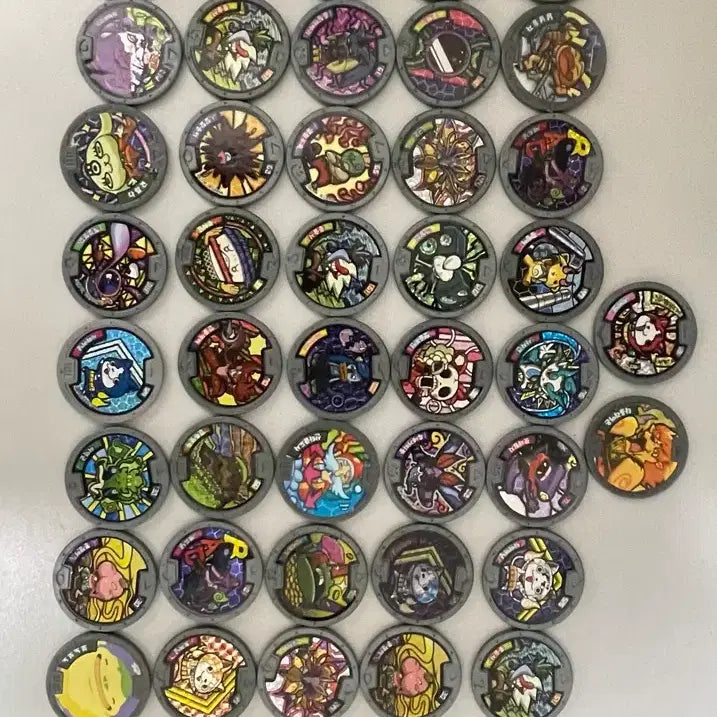 [BUNJANG] Yo-kai Watch Medals Bundle (Approx. 57 pcs) - Rare Collectibles Included / 요괴워치 메달 57개 대량 일괄 판매 추억템 희귀메달 포함