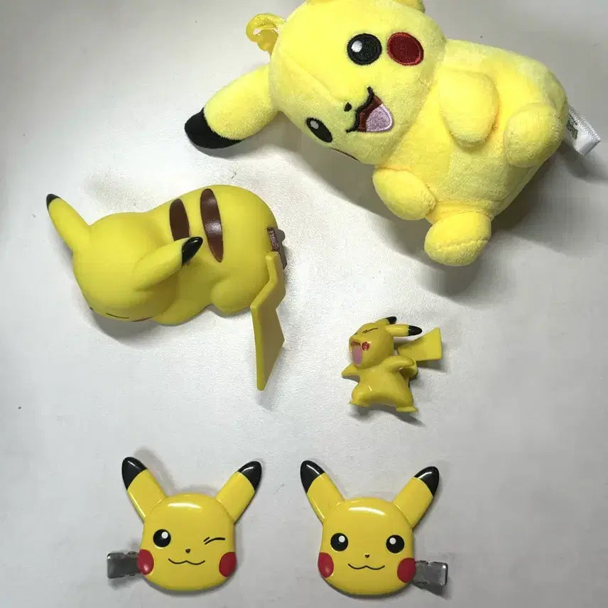 [BUNJANG] Pikachu Figure, Hair Clip, and Mood Lamp Bundle Set / 피카츄 인형 피규어 헤어클립 무드등 일괄