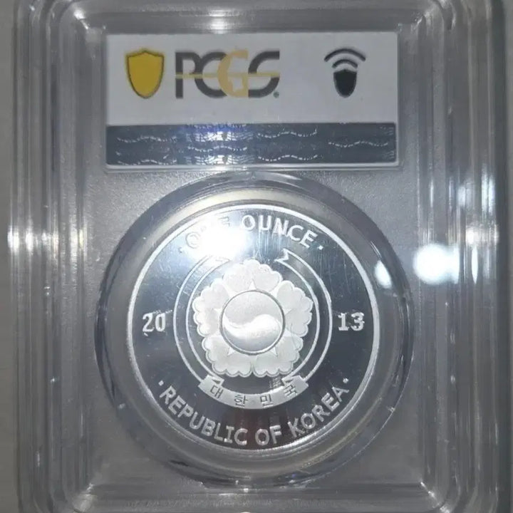[BUNJANG] Park Geun-hye Inauguration Commemorative Silver Medal PCGS PR70 / 2013 박근혜 대통령 취임 기념 은메달 PCGS PR70