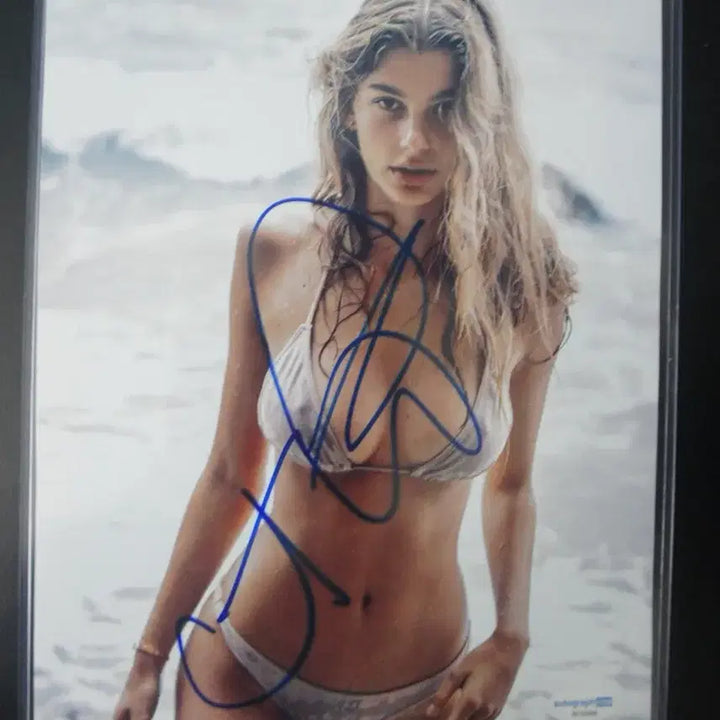 [BUNJANG] Camila Morrone 1997 Signed Autograph COA / 카밀라 모로네 1997 사인. coa인증서O