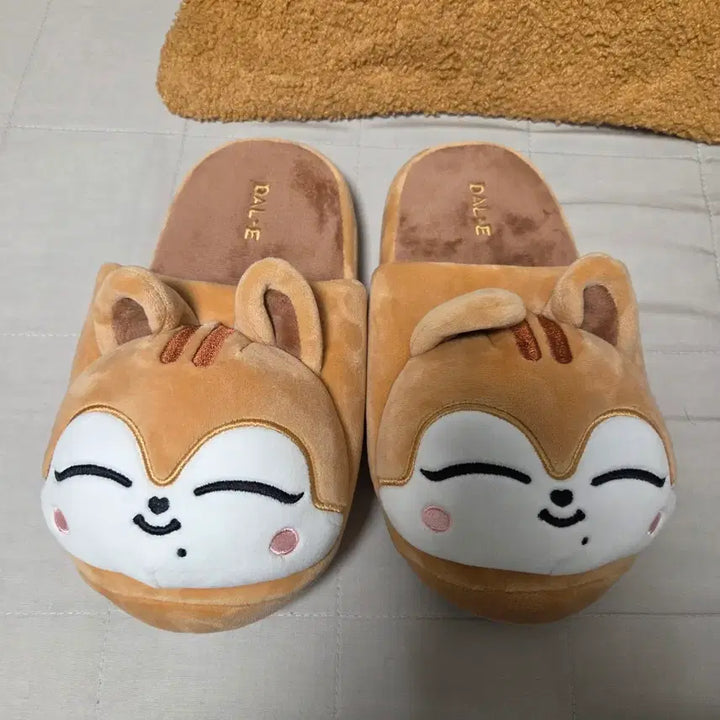 [BUNJANG] IVE Gaeul MiniB Moon Slippers Pop-up Goods / 아이브 가을 미니브 달이 슬리퍼 팝업 굿즈