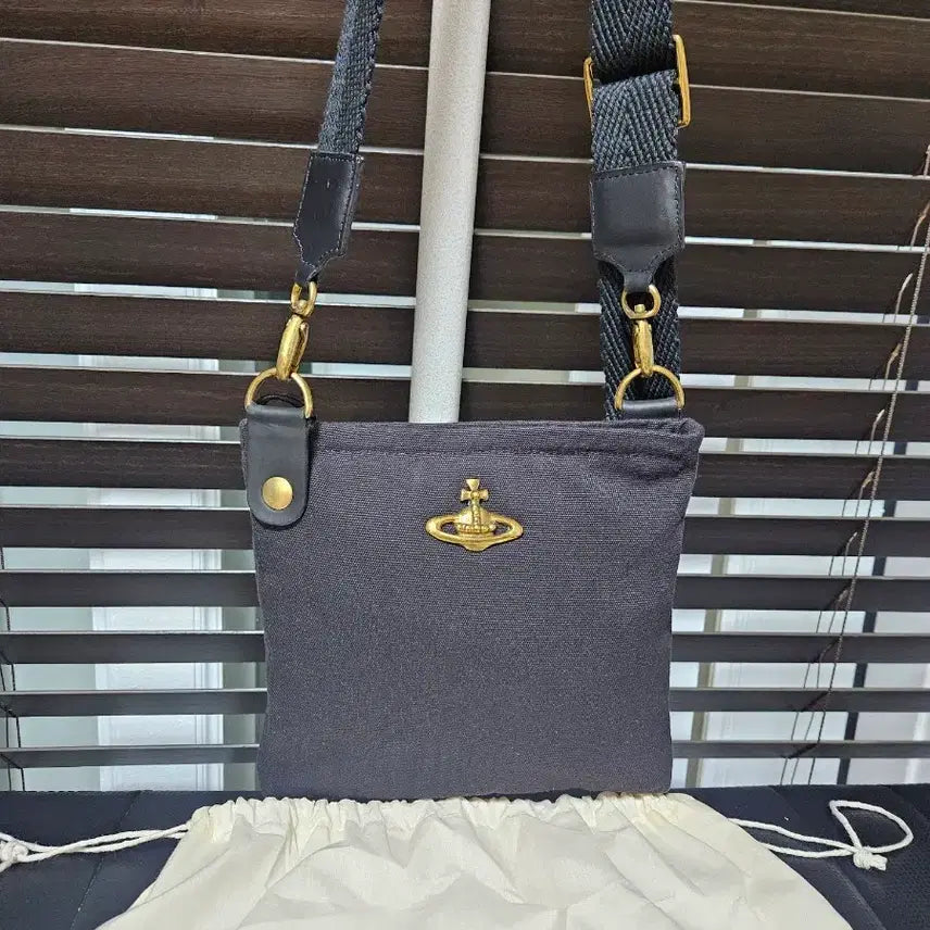 [BUNJANG] Vivienne Westwood Orb Small Crossbody Bag Black / 비비안웨스트우드 오알비 스몰 크로스백 블랙