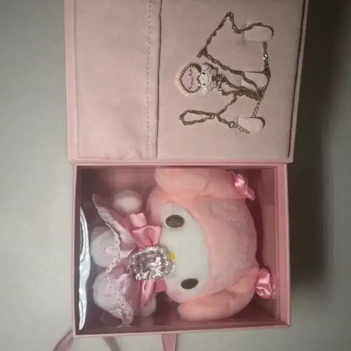 [BUNJANG] Limited Edition My Melody Charm Necklace &amp; Doll Full Box Set / 한정 마이멜로디 참목걸이, 인형 풀박스
