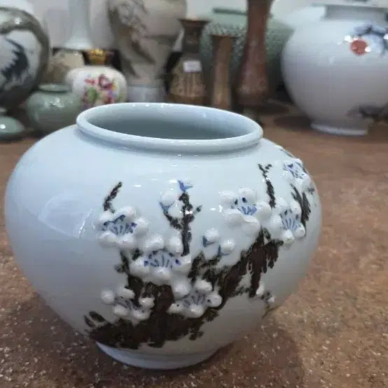 [SOLD OUT] 지원 박종철 청화백자 양각 매화문 철화 도자기 달항아리