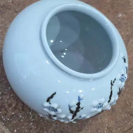 [SOLD OUT] 지원 박종철 청화백자 양각 매화문 철화 도자기 달항아리