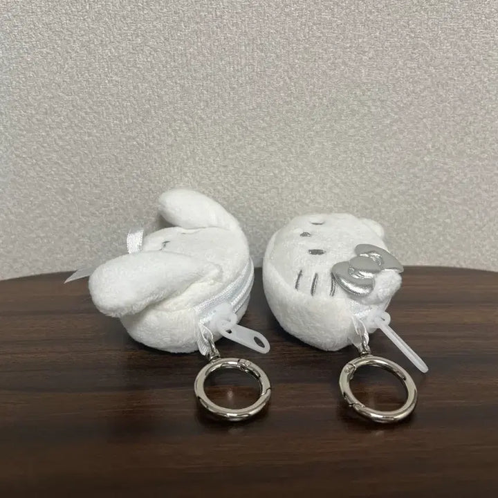 [BUNJANG] Sanrio Hello Kitty &amp; Cinnamoroll Mini Pouch Keyring Set / Set 산리오 헬로키티 시나모롤 실버 미니 파우치 키링 2종 세트 뽑기