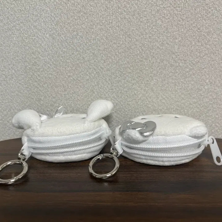 [BUNJANG] Sanrio Hello Kitty &amp; Cinnamoroll Mini Pouch Keyring Set / Set 산리오 헬로키티 시나모롤 실버 미니 파우치 키링 2종 세트 뽑기