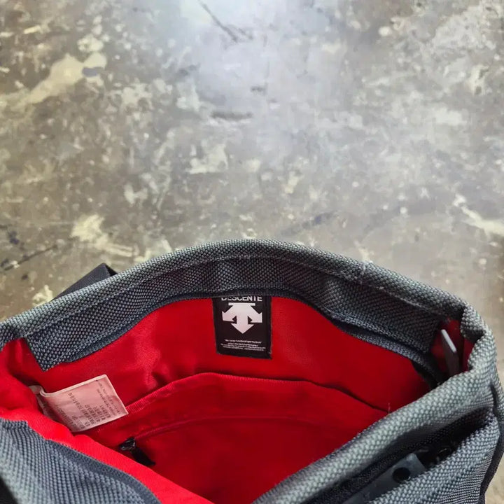 [BUNJANG] Descente Unisex Crossbody Bag / 데상트 크로스백 가방 남녀 공용