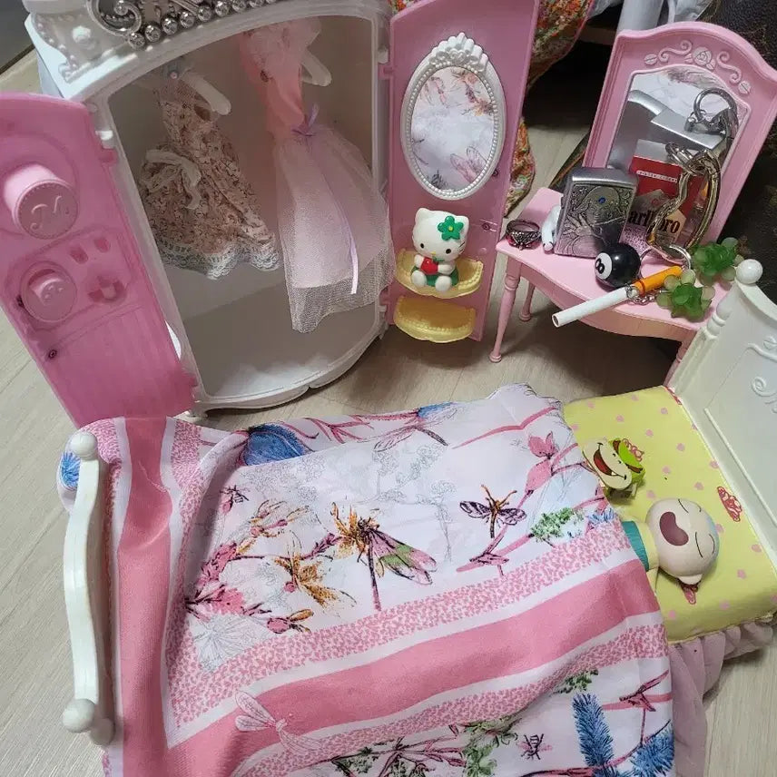[BUNJANG] Doll Wardrobe, Bed Set with Accessories / 인형 옷장 침대 세트