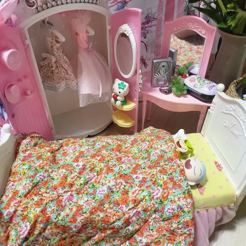 [BUNJANG] Doll Wardrobe, Bed Set with Accessories / 인형 옷장 침대 세트