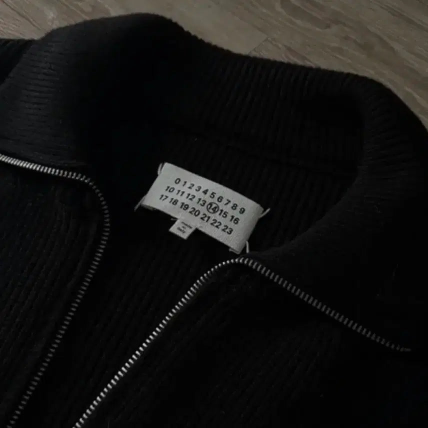 [BUNJANG] Maison Margiela Black Zip-Up Knit Sweater / 메종 마르지엘라 블랙 집업 니트