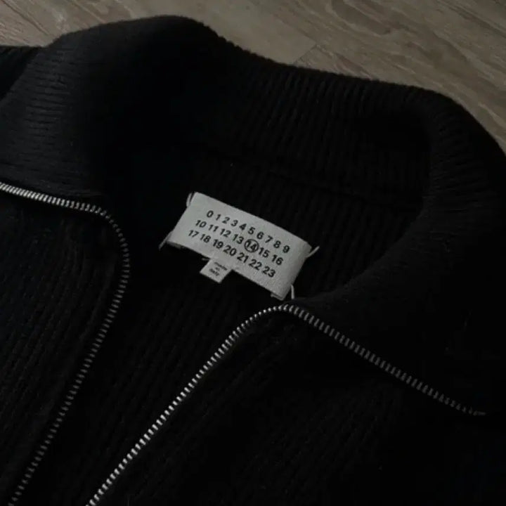 [BUNJANG] Maison Margiela Black Zip-Up Knit Sweater / 메종 마르지엘라 블랙 집업 니트