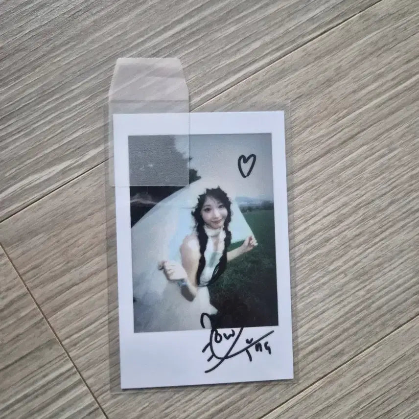 [BUNJANG] QWER Hina Signed Polaroid / qwer히나 싸인폴라로이드