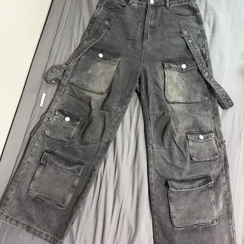 [BUNJANG] KUAS Multi-Pocket Strap Cargo Jeans / kuas 멀티포켓 스트랩 카고 청바지 김채원 바지