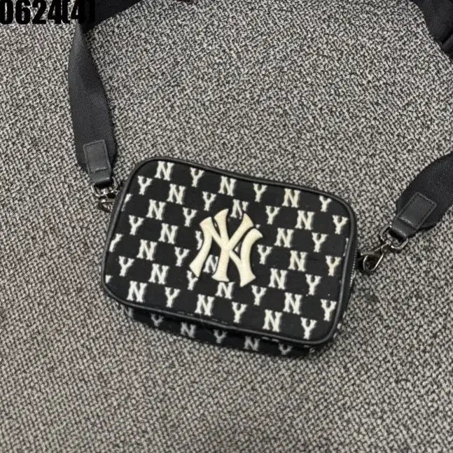 [BUNJANG] MLB New York Yankees Logo Pattern Crossbody Bag Black / MLB 뉴욕 양키스 로고 패턴 크로스백 블랙 0624