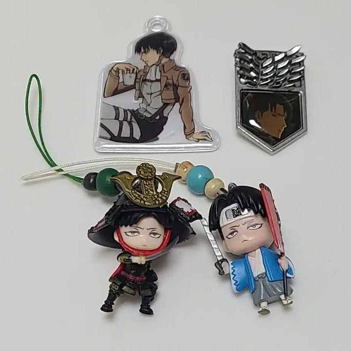 [BUNJANG] Attack on Titan Levi Keyring &amp; Badge Set / 진격거인 리바이 굿즈 (키링/뱃지)