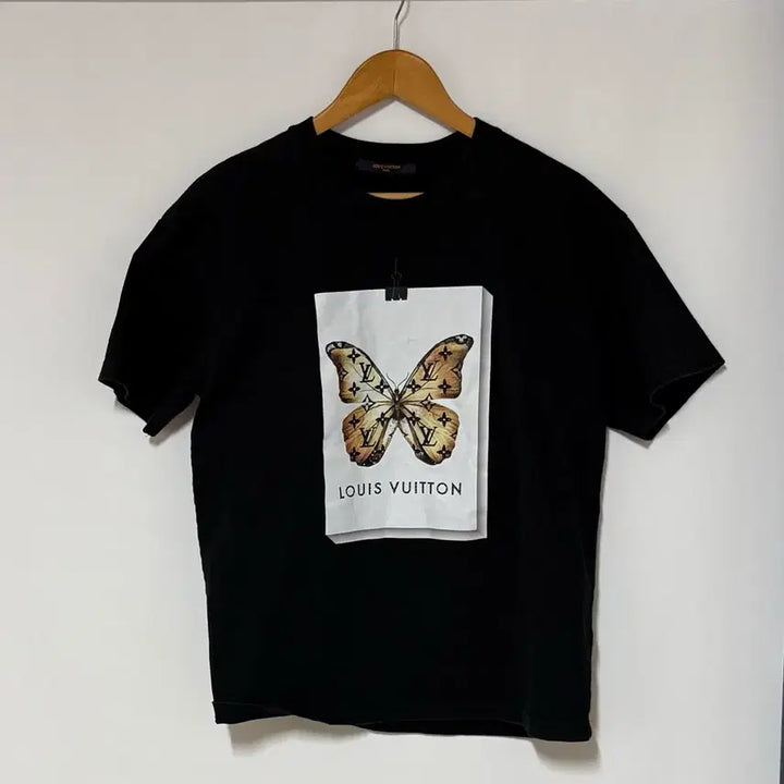 [SOLD OUT] 루이비통 반팔티 블랙 나비 프린트