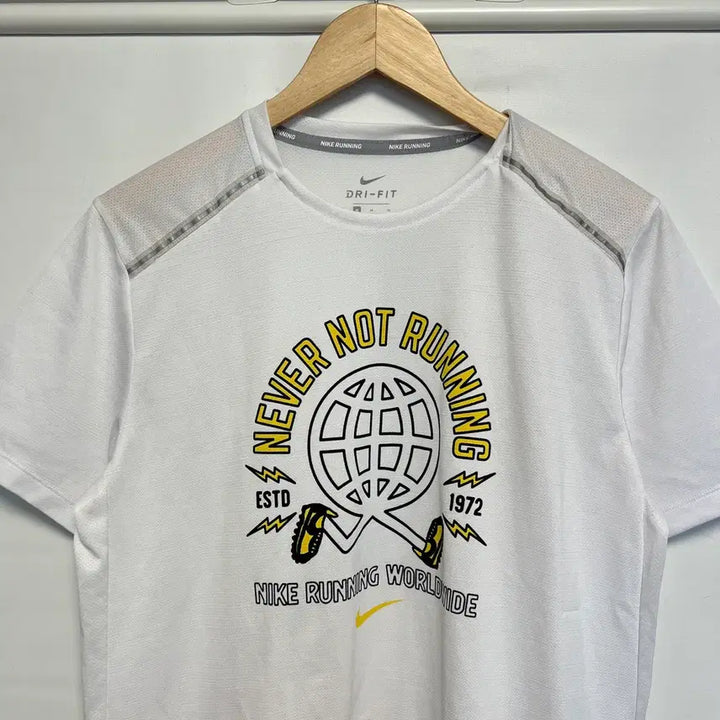 [SOLD OUT] [정품/헤외M] 나이키 스우시 드라이핏 런닝 화이트 기능성 반팔