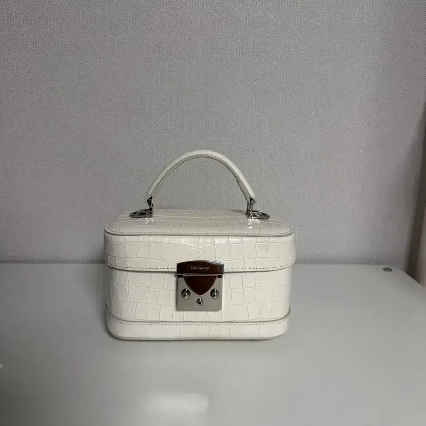 [SOLD OUT] 더로랑 하프문 윈터 아이보리 크로커
