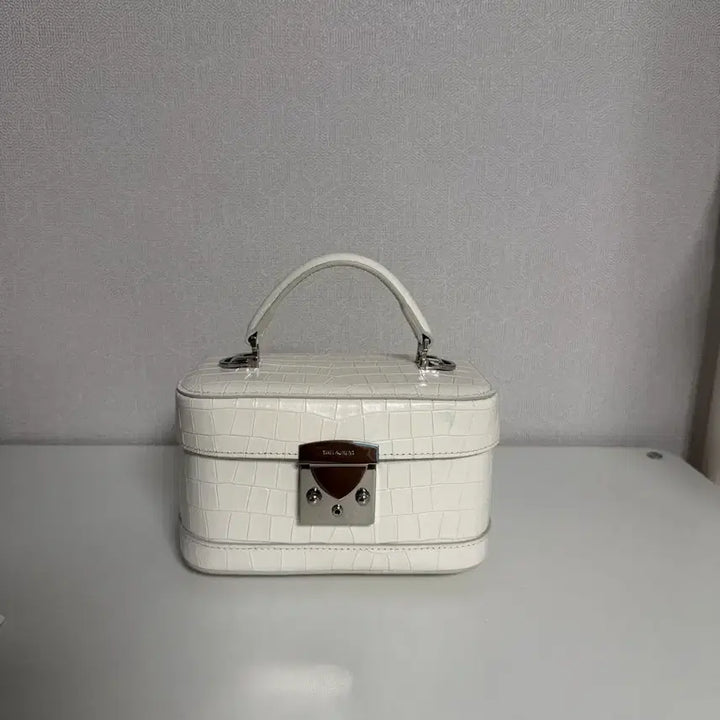 [SOLD OUT] 더로랑 하프문 윈터 아이보리 크로커