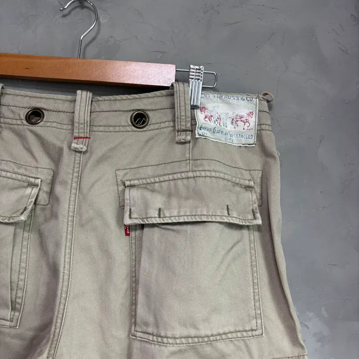 [SOLD OUT] 리바이스 카고 팬츠 반바지 카키 베이지