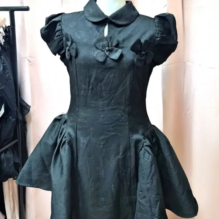 [BUNJANG] Floral Embroidered Puff Sleeve Midi Dress / 카라 꽃 자수 퍼프 소매 원피스