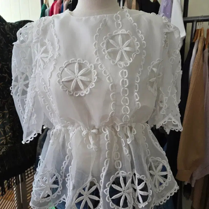 [BUNJANG] White Embroidered Peplum Blouse / 화이트 자수 페플럼 블라우스