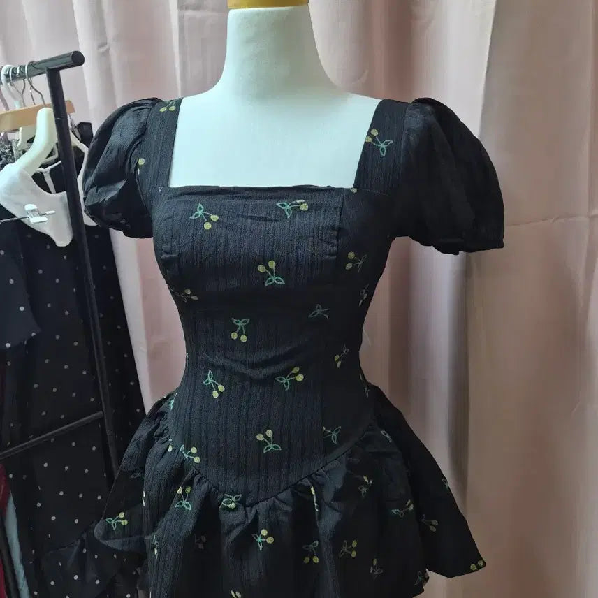 [BUNJANG] Cherry Pattern Square Neck Puff Sleeve Midi Dress / 체리 패턴 스퀘어넥 퍼프소매 블랙 원피스