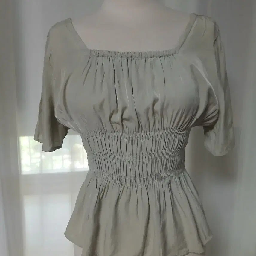 [BUNJANG] Square Neck Smocked Blouse with Shirring Sleeves - Light Khaki / 스모크밴딩 스퀘어넥 소매 셔링 블라우스